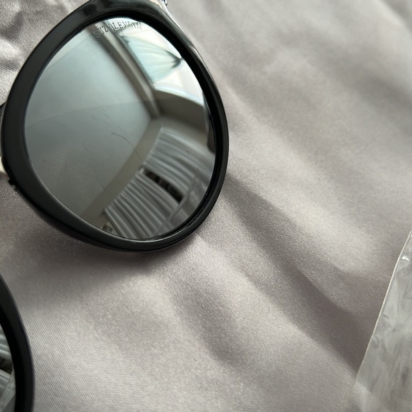 Suzy Levian polarized mirrored sunglasses. - Picture 2 of 5